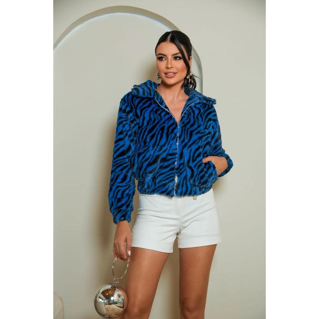 Casaco animal print com elástico na barra, acompanha bolsos nas laterais e fechamento por zíper