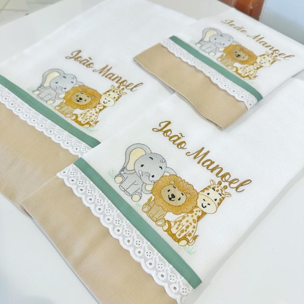 Fraldas Bordadas com Nome para Menino – Kit 3 Peças (Ombro, Boca e Passeio) -safari animais 3 fralda