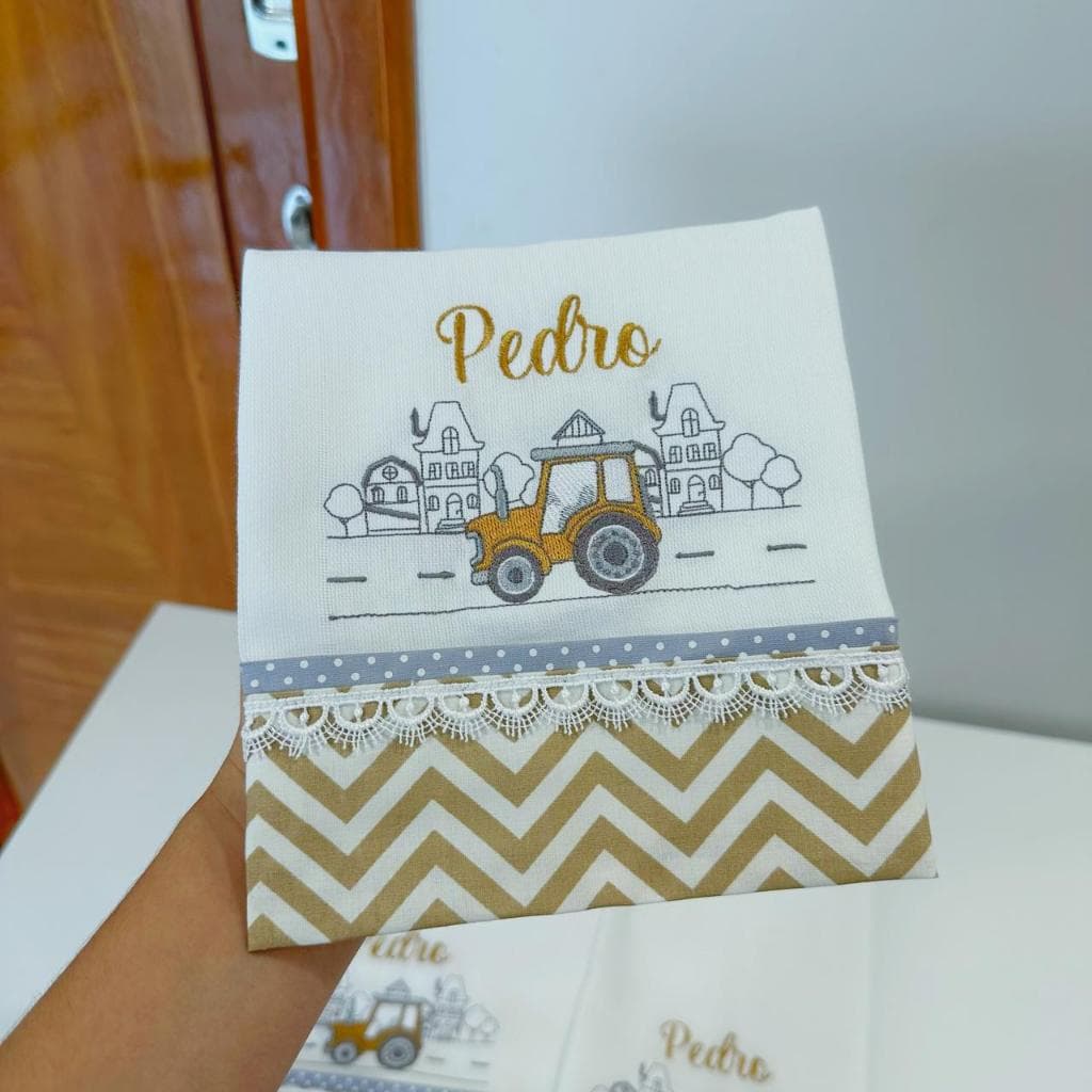 Kit Fraldas de Bebê Bordadas com Nome–Menino (Ombro, Boca e Passeio)-trator carro carrinho 3 fralda