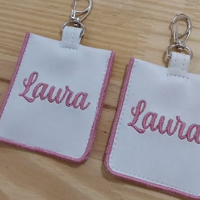 kit Chaveiros bordado personalizado, tag com nome personalizado, kit 2 ou 3 unidades, fecho prata. Chaveiro com nome.
