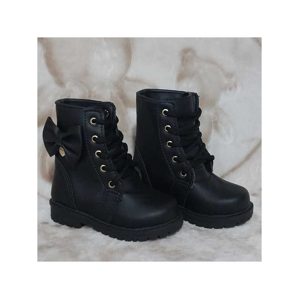 Bota preta feminina infantil estilo coturno com detalhe de laço confortável tratorada.