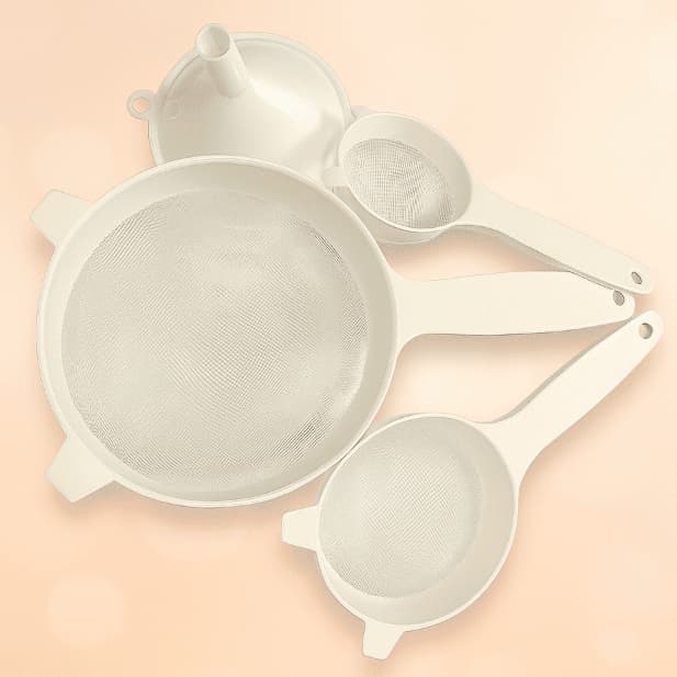 Kit Peneiras de Plástico Branca 3 peças - Pequena, Média e Grande + Funil