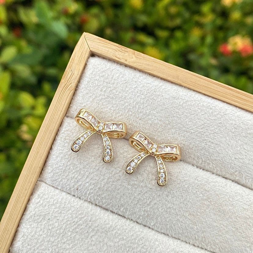 Brinco Feminino Laço Cravejado Banhado a Ouro 18k