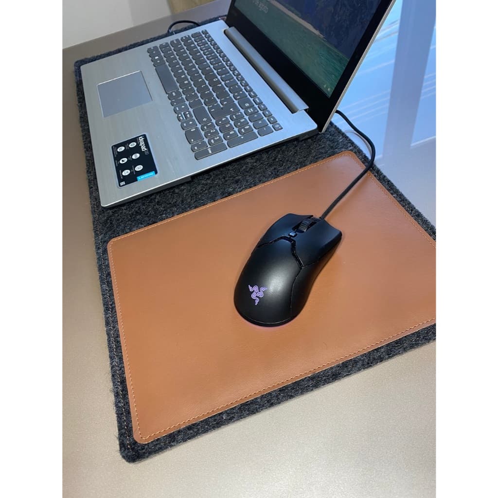 DESK PAD 70X30 FELTRO COSTURA MOUSE EM COURO MARROM