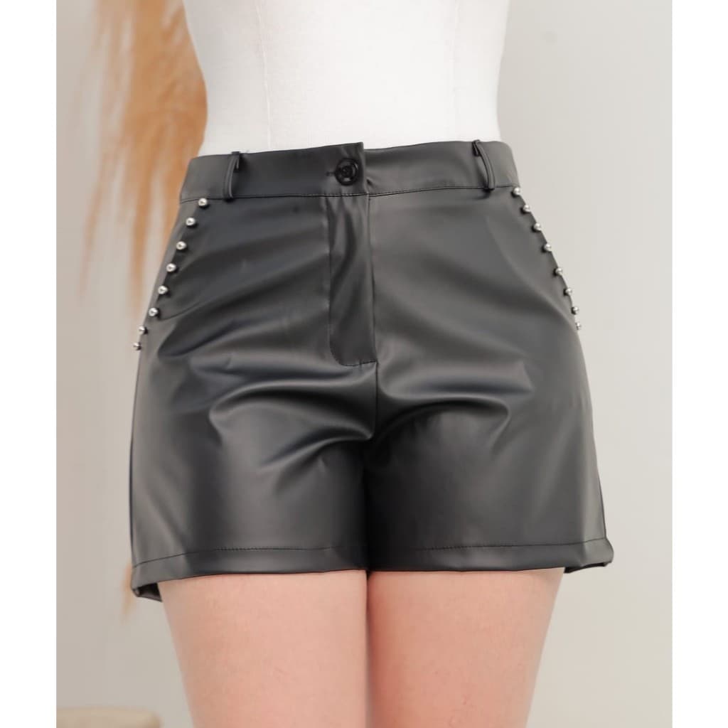 Short Feminino Cintura Alta em Couro Fake Ecológico com Bolso Funcionais e Strass - Moda Elegante