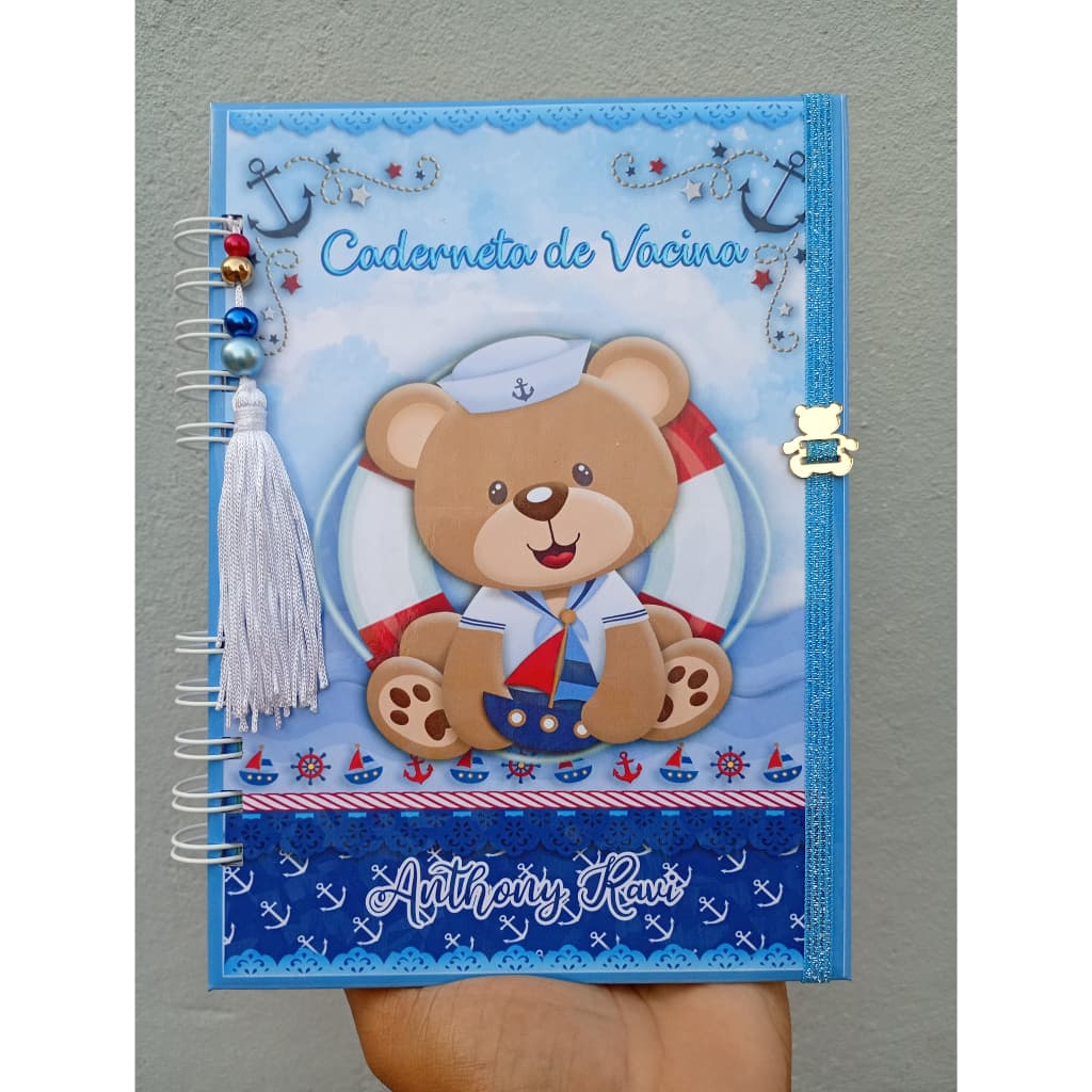 caderneta de Vacinação Personalizada Marinheiro – Urso Fofo com Nome, Tassel e Elástico