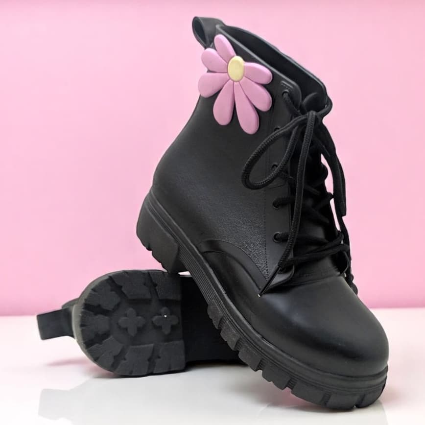 Bota Feminina Cano Curto Preta com Flor Rosa – Estilo Fofo, Conforto e Solado Tratorado
