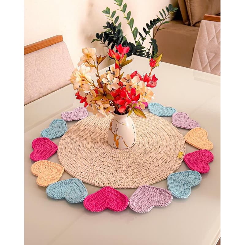 Centro de Mesa de Crochê Artesanal com Detalhes de Corações - Decoração Elegante