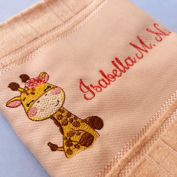 Toalha Bordada Personalizada com Nome Girafinha