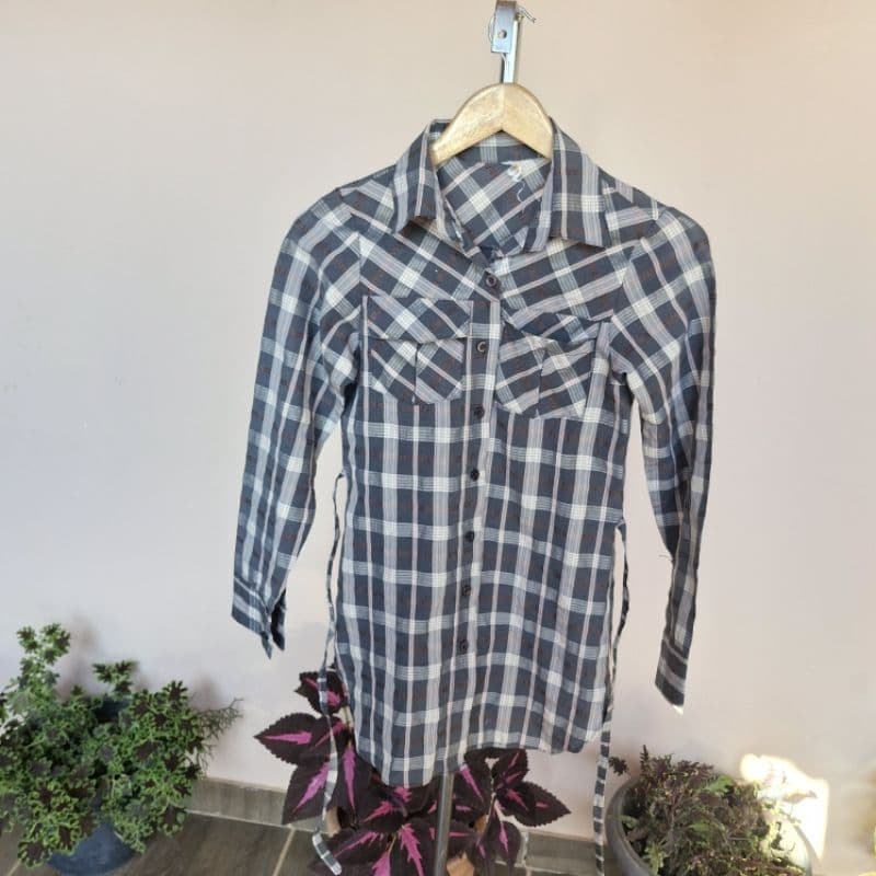 camisa xadrez, com bolsos.