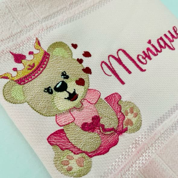 Toalha Bordada Personalizada com Nome Ursinha Princesa