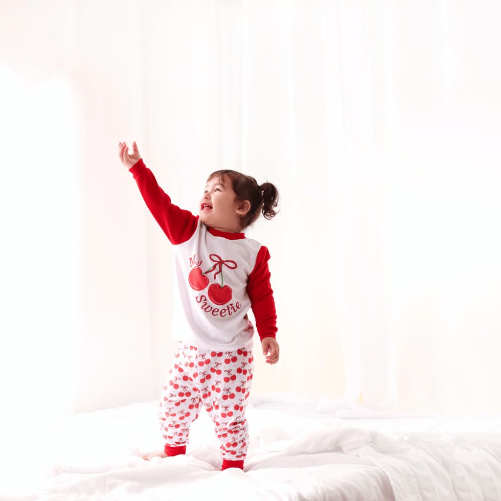 Pijama Infantil Cerejinha Em Cotton Leve Com Punhos E Bolsa Saquinho Fofo