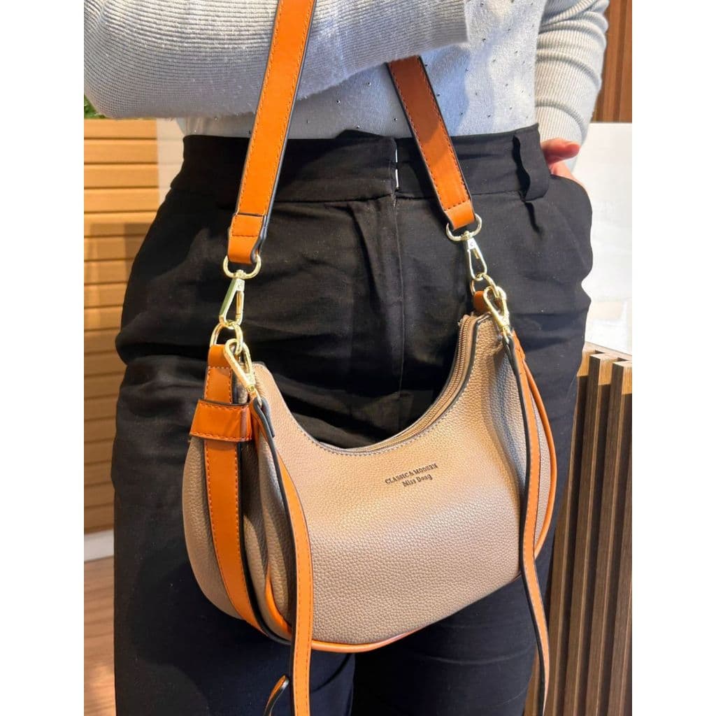 Bolsa Feminina Miss Dong Meia Lua Alça detalhe corrente e Transversal