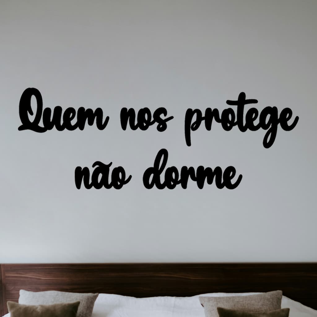 Quadro Decorativo Religioso Frase Quem Nos Protege Não Dorme MDF 3mm Preto Fosco