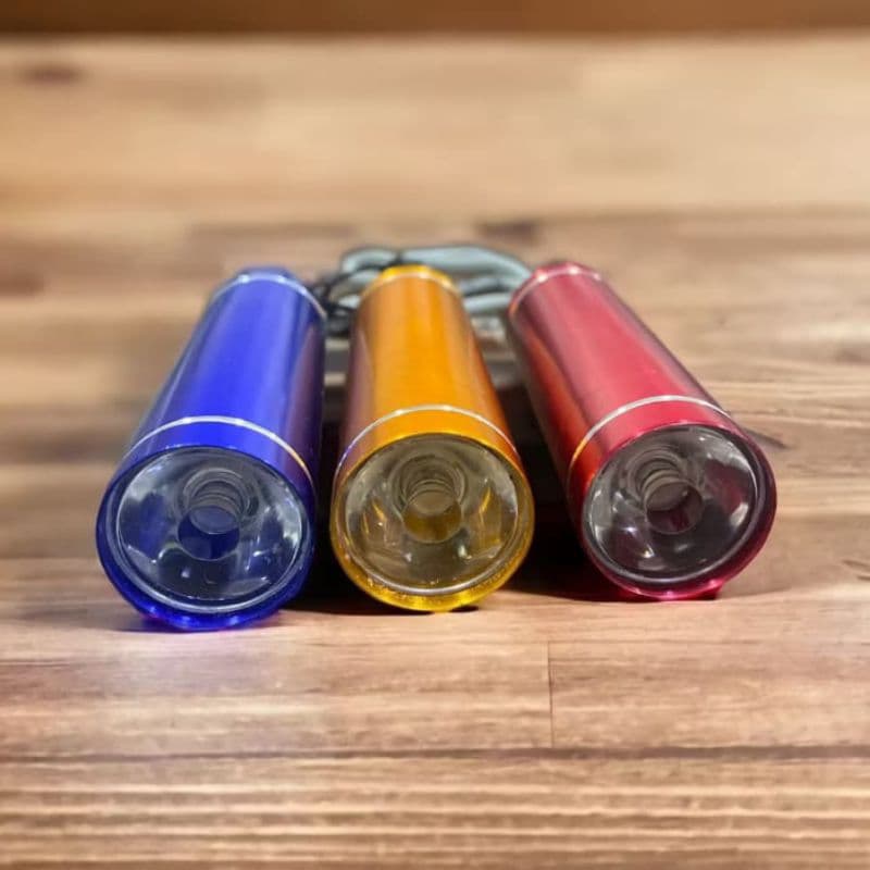 Mini Lanterna Led a Pilha e Chaveiro e mais um blinde.