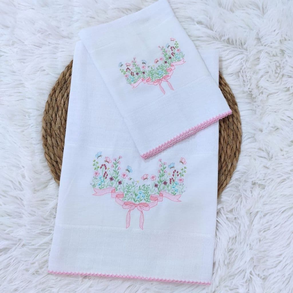 Kit de fraldas bordadas contendo 1 fralda passeio + 1 uma fralda de boca,Acabamento em Picueta