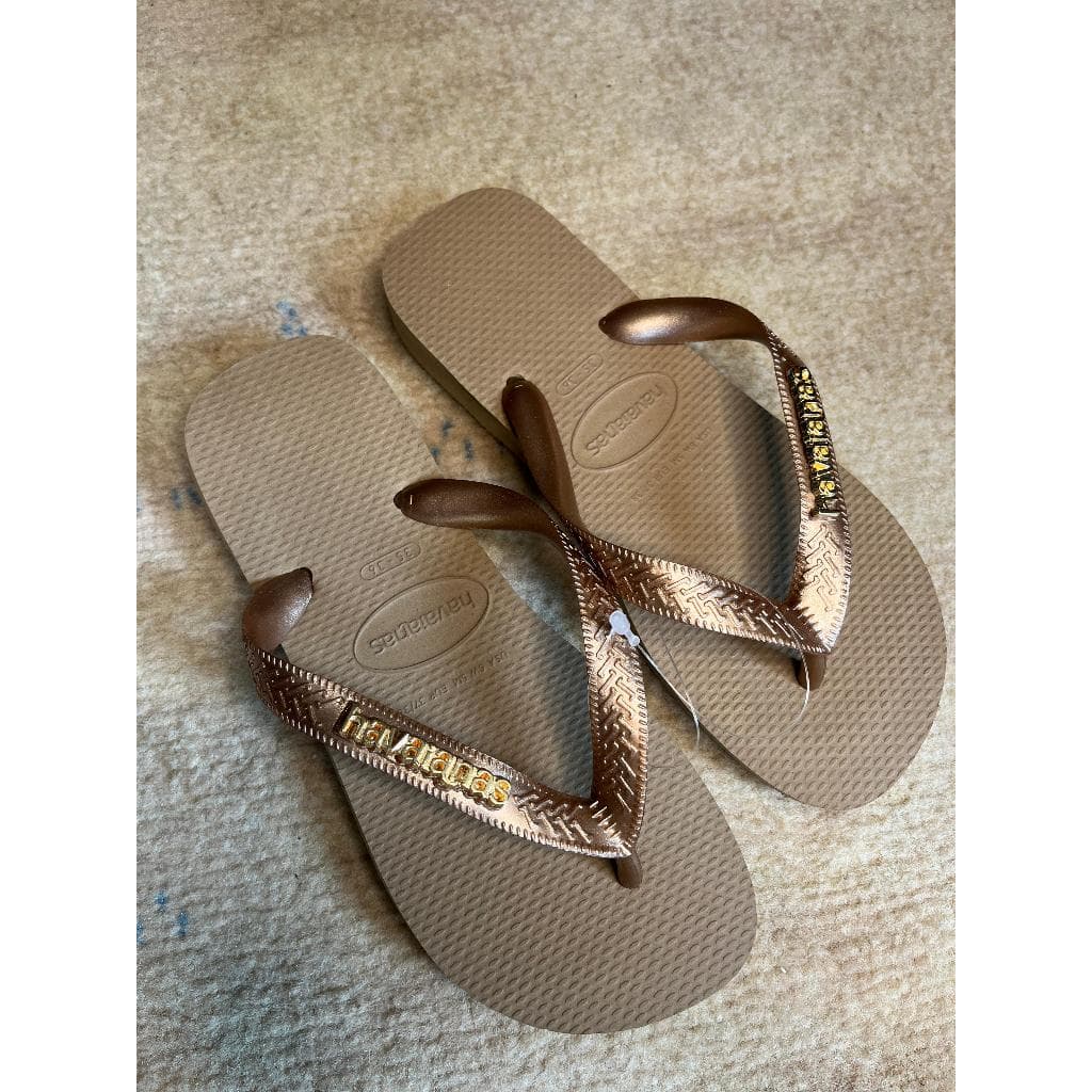 Havaianas Top Personalizada Pingente Logo Havaianas Metálico Metal Original Cor Bege Marrom Dourada