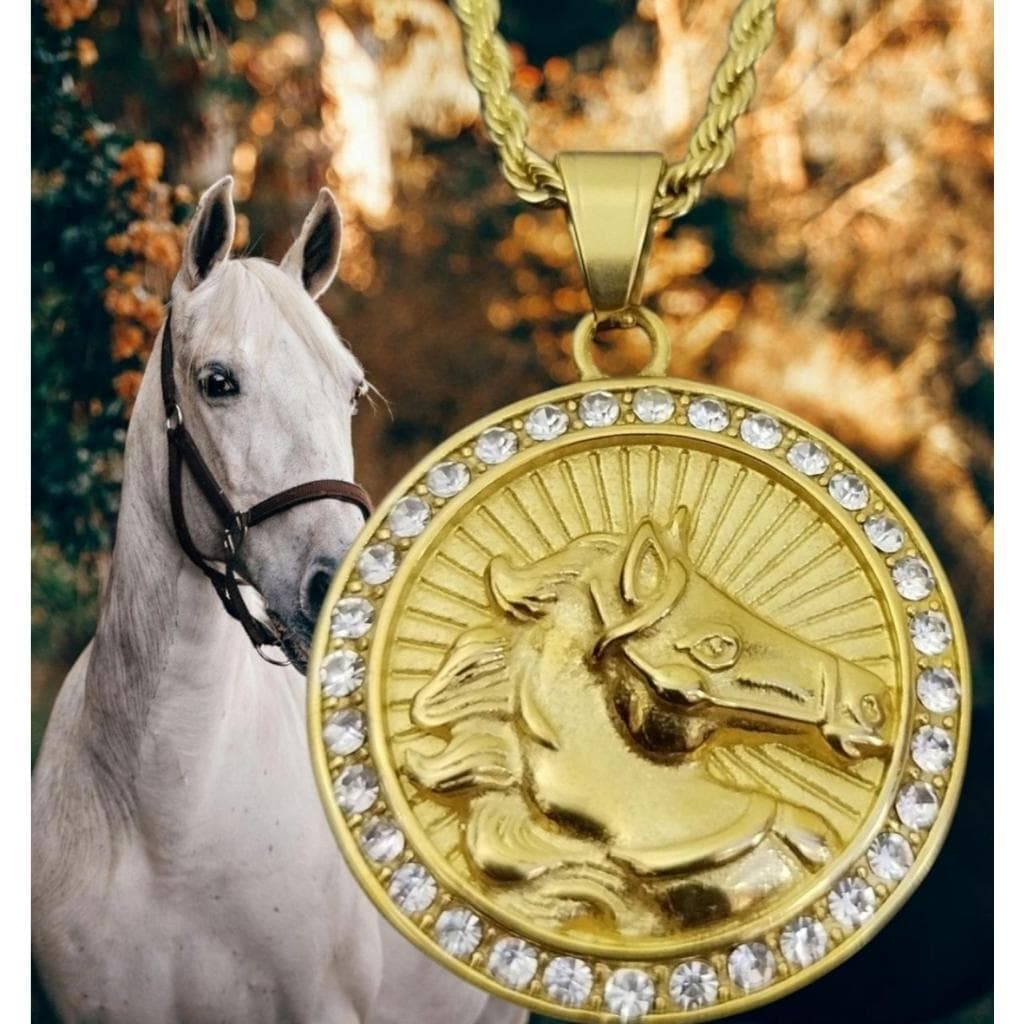 Corrente com Pingente de Cavalo Aço Inox Dourado com Zircônias