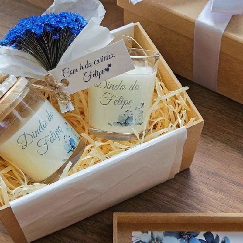 Caixa Presente com 2 Velas Aromáticas Personalizadas | Kit Padrinhos Batizado Religioso com Aplique e Buquê