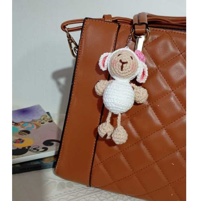 Chaveiro Ovelha Floquinho Amigurumi – Feito à Mão com Algodão – Presente Criativo e Artesanal