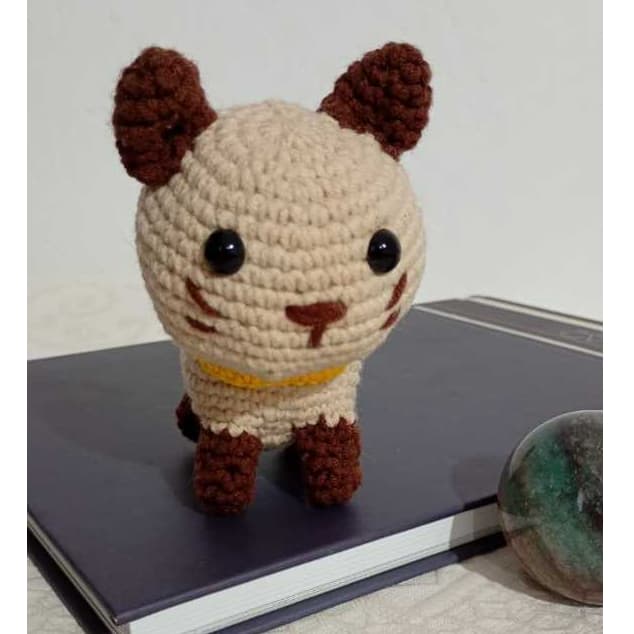 Gato Amigurumi João de Crochê 14cm – Boneco Artesanal Feito à Mão, Presente Criativo e Decorativo