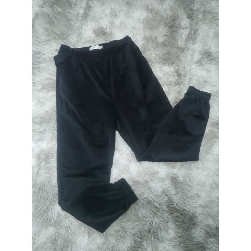 calça Jogger plush quentinha unissex preta com bolsos Pool 38
