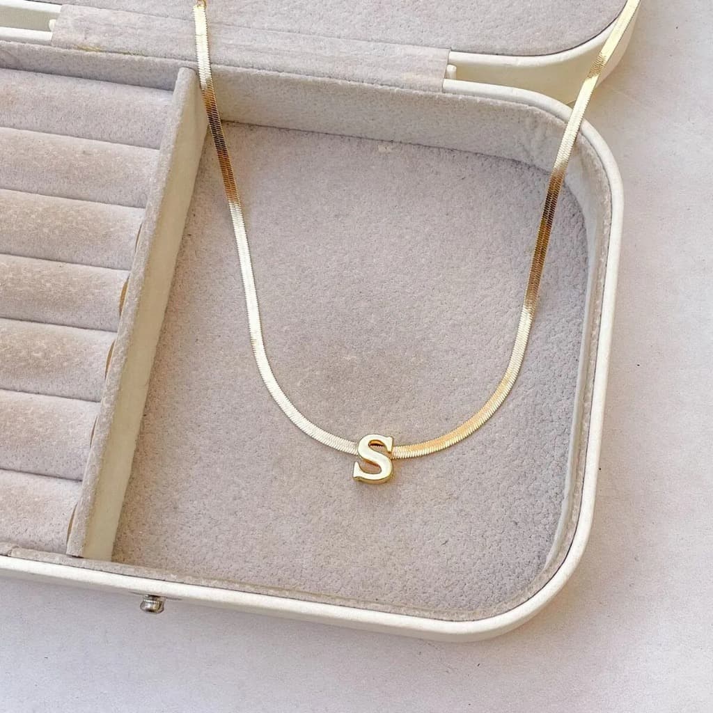 Colar Choker Inicial Letra em Malha Fita 4mm Delicada Feminino Semi Joia Banhado a Ouro 18k
