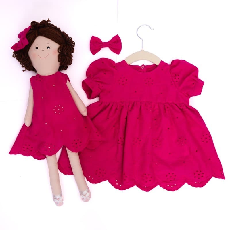 kit vestido infantil de lese  com boneca de pano e dois laços