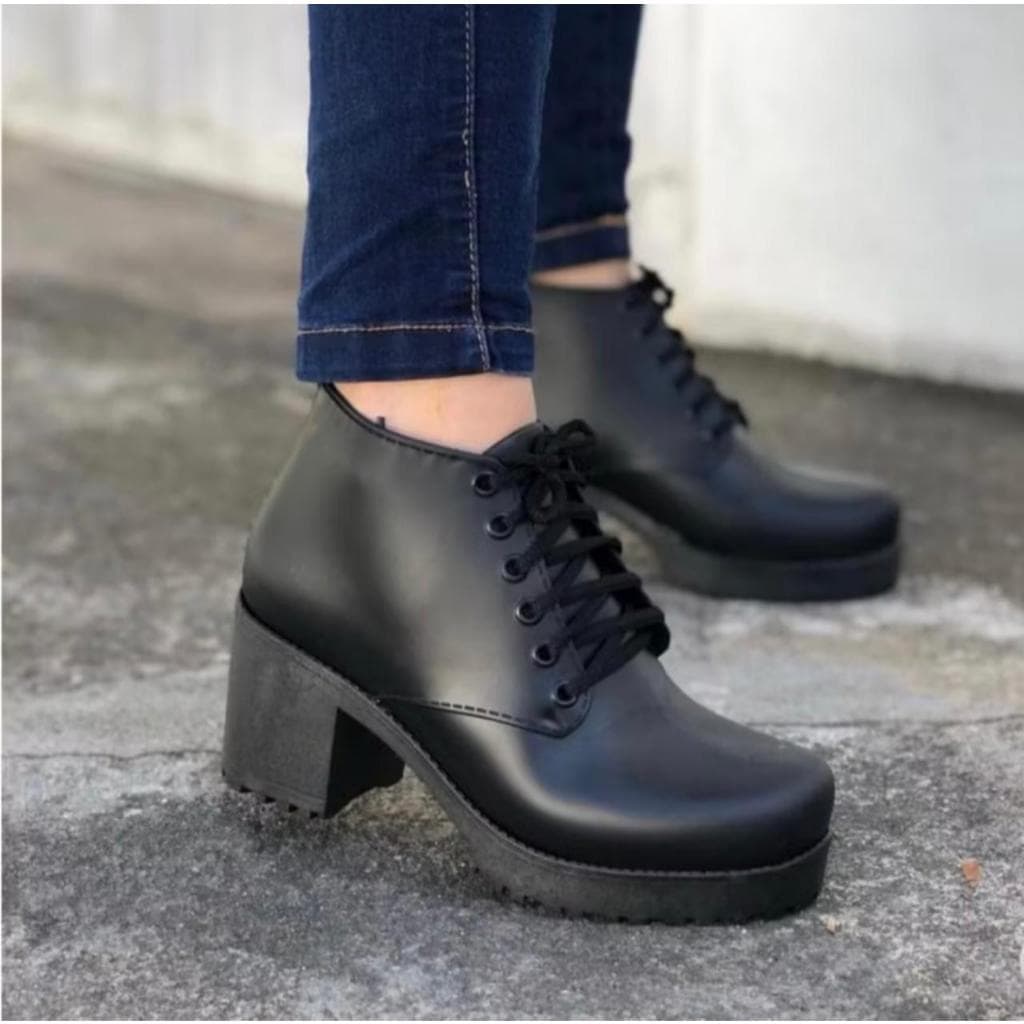 bota primeira linha ,uma linda escolha,e conforto.
