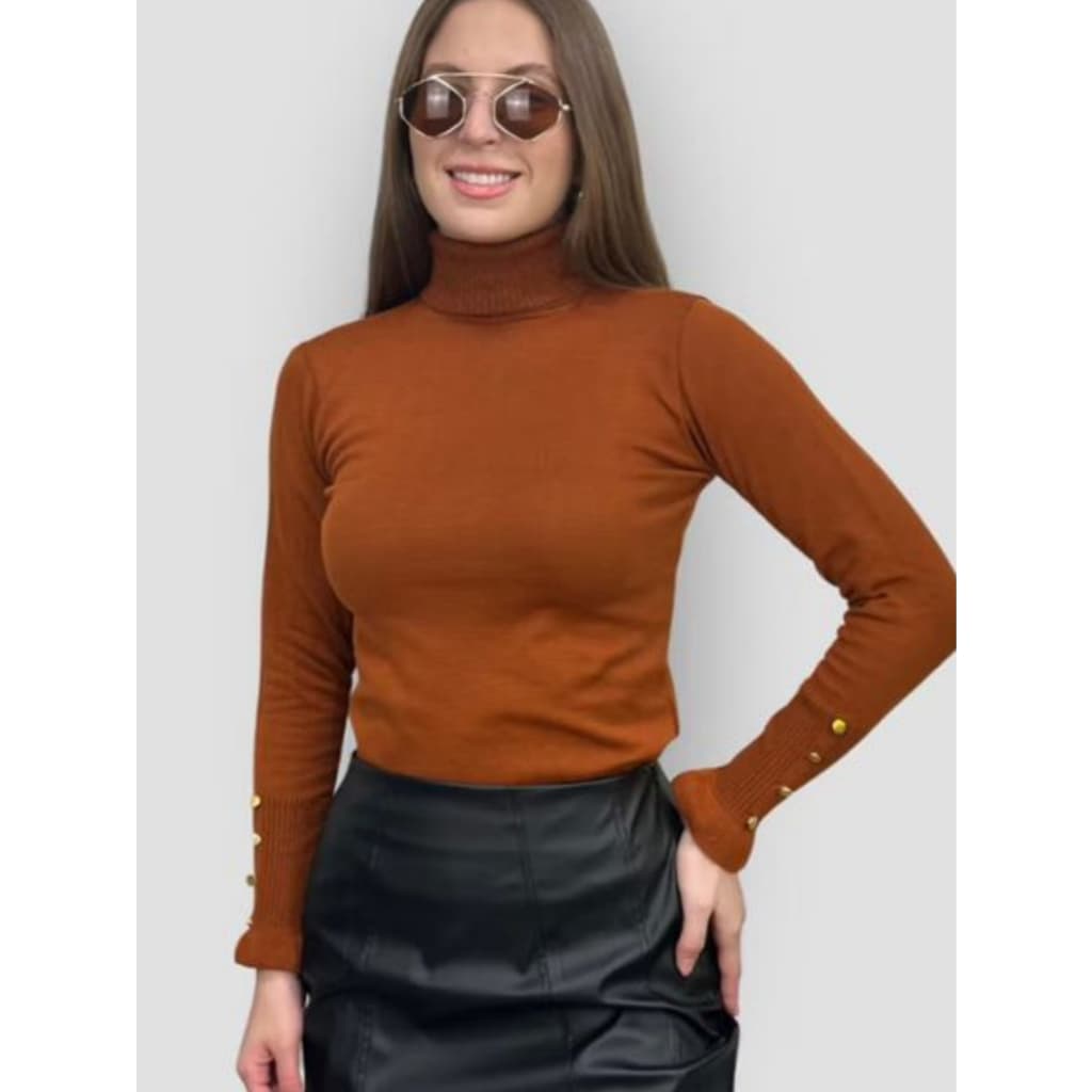 Blusa de trico cacharrel com gola alta com botões na manga