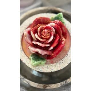 Vela aromática com vasinho redondo em concreto com pedras, vela perfumada com detalhes em rosa vela decorativa