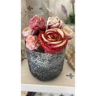 Vela aromática com vasinho redondo em concreto com pedras, vela perfumada com detalhes de flores vela decorativa