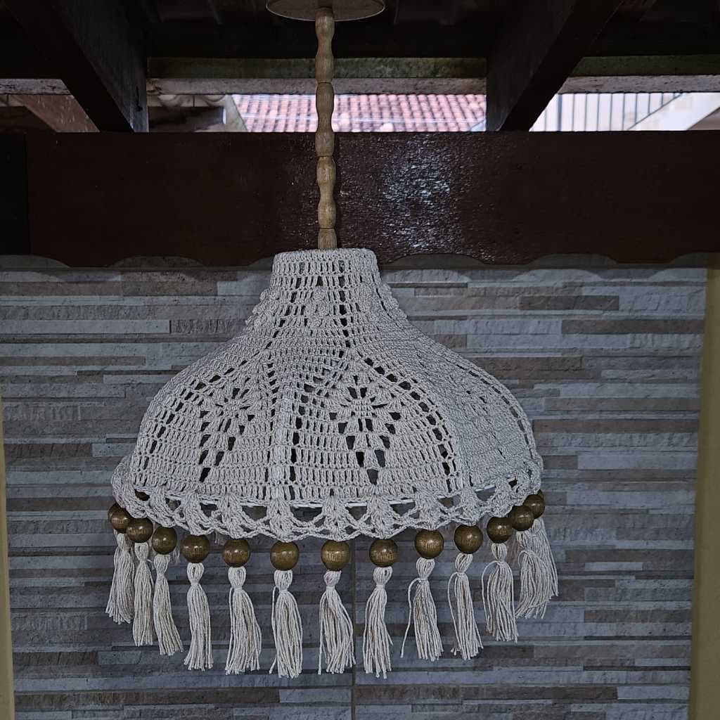 Luminária Pendente Crochê Cru com Madeira – Decoração Boho Chic