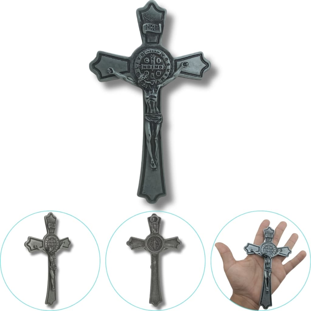 Crucifixo de Parede Jesus Cristo Com Medalhão de São Bento Frente e Verso Feito em Metal Cor Prata Antigo com 16cm