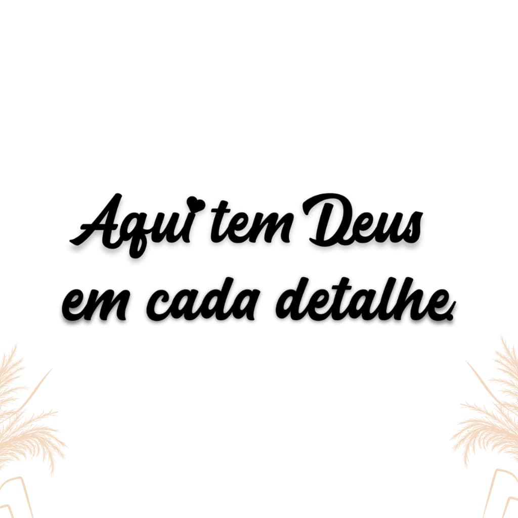 Frase decorativa Aqui tem Deus em cada Detalhe em MDF Preto 3mm Promoção