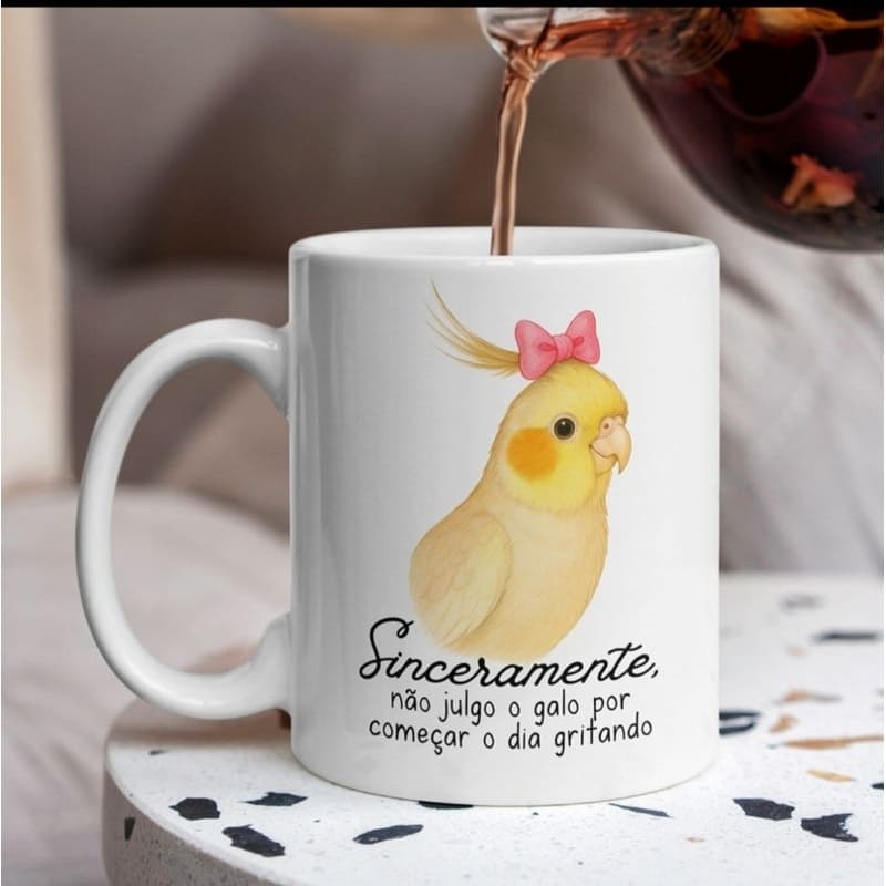 Caneca Personalizada Não Julgo o Galo Por Começar o Dia Gritando Frase Engraçada