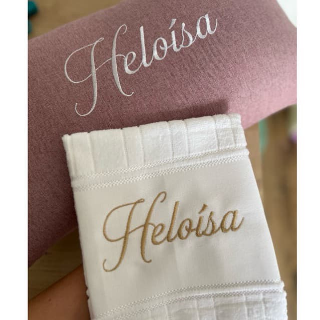 Kit Almofada Linho Baguete e Toalha Lavabo Personalizado Bordado Cama e Banho Casa