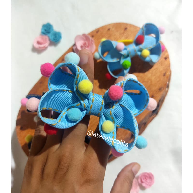 par de laço infantil , pompom colorido, par de laços, acessório de cabelo