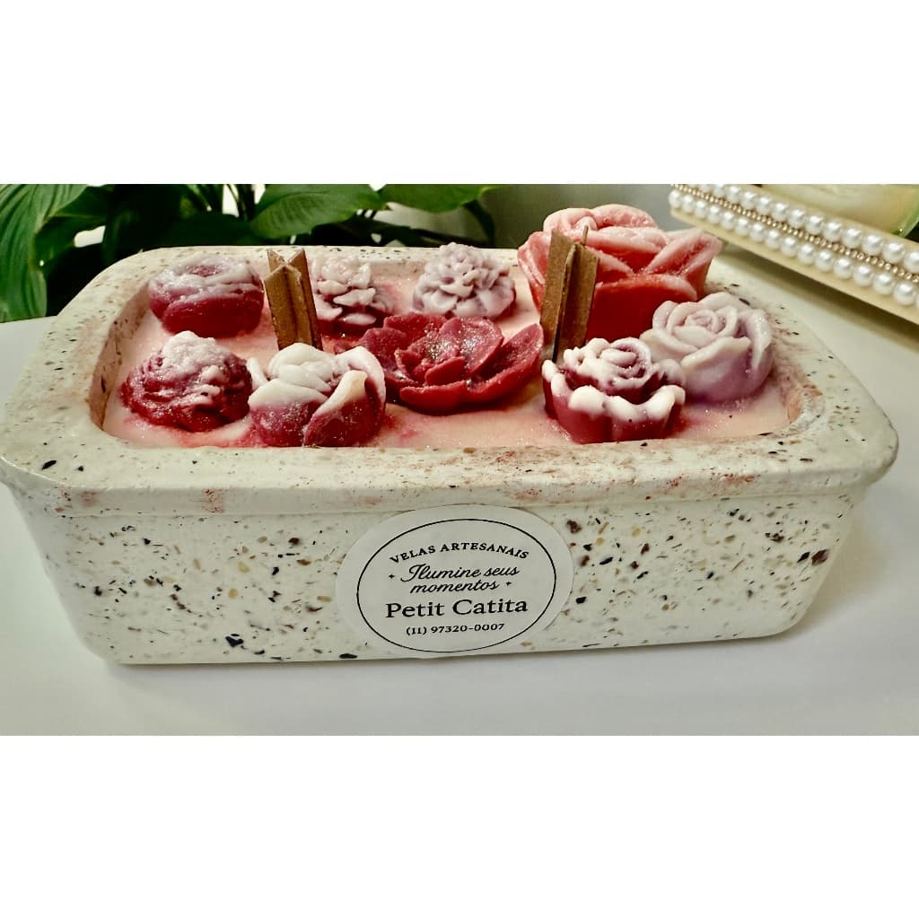 Vela aromática com vasinho retangular em concreto com pedras, vela perfumada com detalhes em rosa vela decorativa