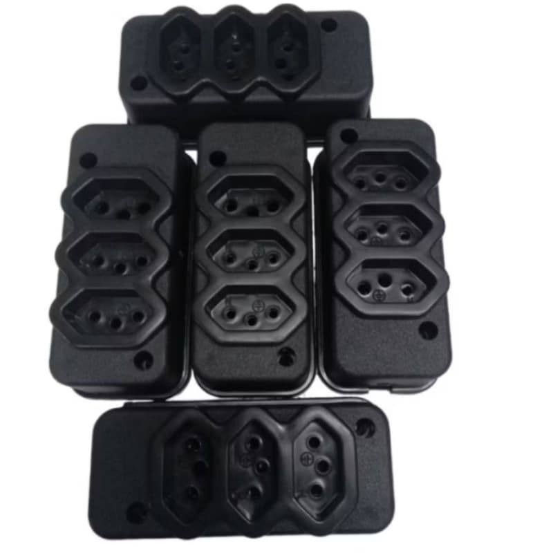 TOMADA BARRA 3 CAVIDADES KIT COM 10 UND PARA 10A E 20A. Cor Preto.