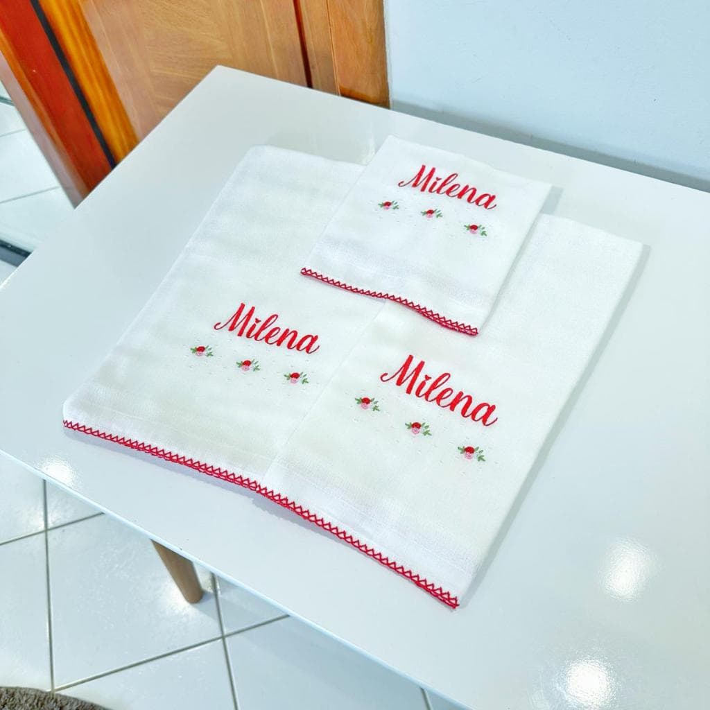 Kit de fraldas bordadas com nome Flores e poá vermelho menina 3 frauda - Ombro, boca e passeio. KIT