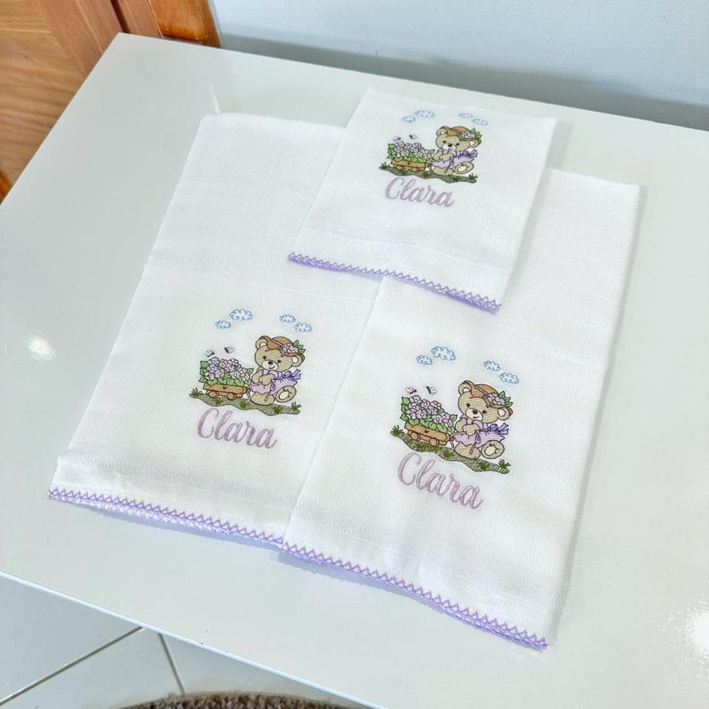 Bordado em fraldas duplas com nome menina ursinha ursa com flores lilás kit de fralda bordadas KIT