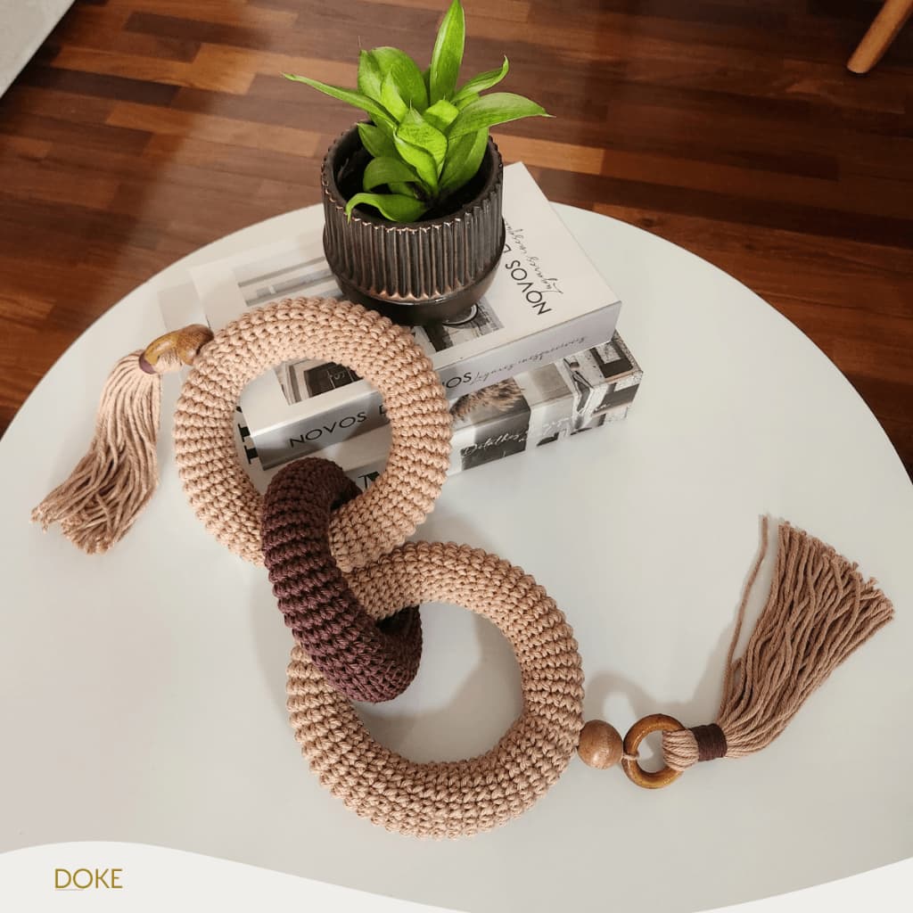 Colar de Mesa Corrente Decorativa 70cm c/3 Elos Grandes Crochê Artesanal Moderno p/ Decoração Sala