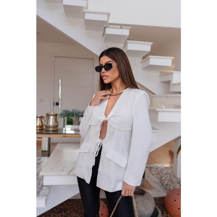 Blazer alfaiataria, com amarração frontais, bolsos falsos e ferrado