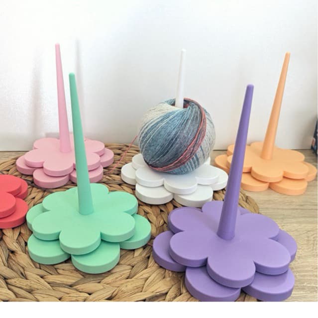 Suporte Giratório de Linha em Formato de Flor – Ideal para Crochê e Tricô