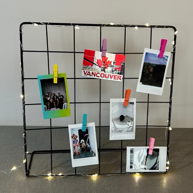 Painel Aramado Decorativo para Fotos com Pregadores | Memory Board Porta-Retrato de Mesa e Parede