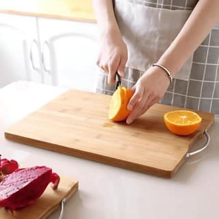 Tábua de Corte em Bambu com Alça de Aço Inox – Compacta e Sustentável