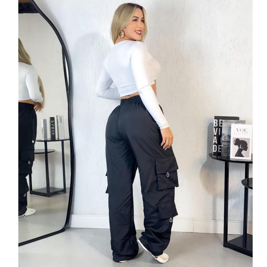 Calça Cargo Unissex Oversized em Tecido Tactel Leve Use como larga ou Jogger, com Estilo para tudo