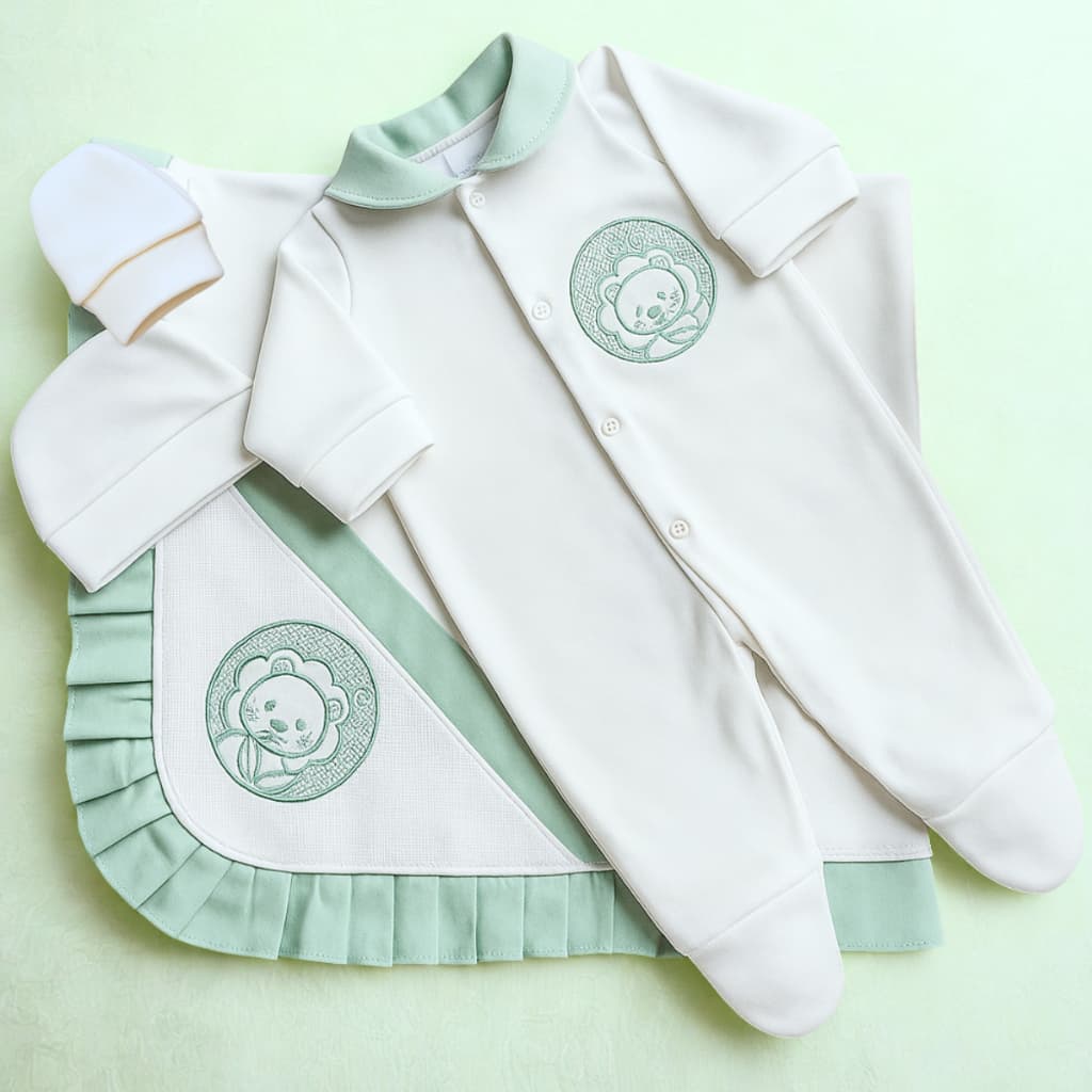 Kit Saída de Maternidade Verde Oliva Safari – Enxoval 4 Peças para Bebê Menino com Bordado