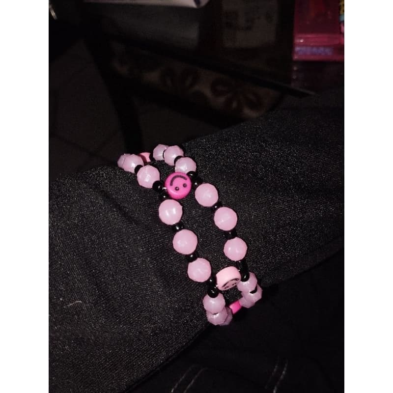 pulseira rosa e preta com smile, pulseira personalizada